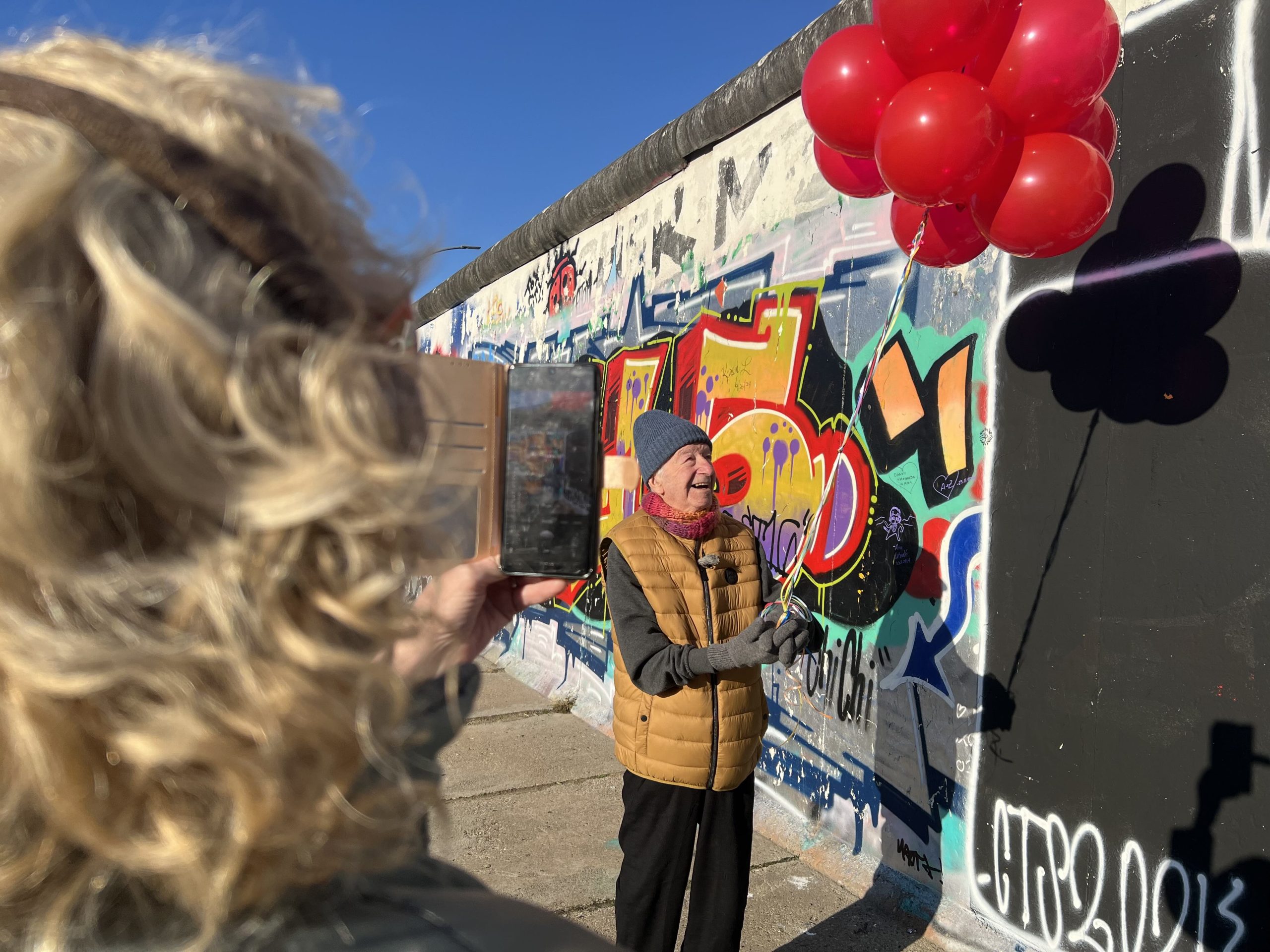 Gidon Lev und Julie Gray drehen ein neues Video für TikTok